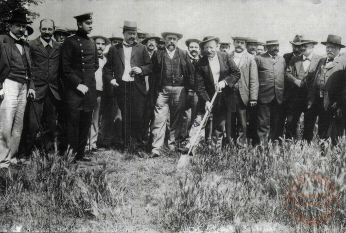 Le démantèlement des fortifications de Thionville 1902-1903. Le maire Crauser donne le premier coup de pelle pour le démantèlement des fortifications. A sa droite, le banquier Zimmer 1902.