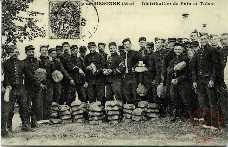 Au Camp de Sissonne (Aisne) - Distribution de Pain et Tabac