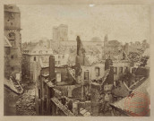 [Coin de la rue Neuve et de la rue de Paris après les bombardement de 1870. Dans le fond l'église Saint-Maximin]