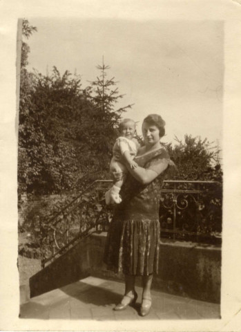 [Photographies d'une mère avec son enfant dans la maison de la famille Hourte]