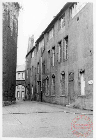 Cour du Château, ruelle entre la Tour aux Puces et l'ancienne maison des Raville - Thionville