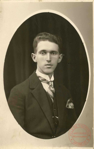 Portrait d'un jeune homme portant un costume