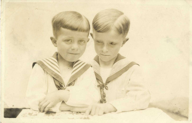 [Photographie de deux jeunes garçons en tenue de marin]