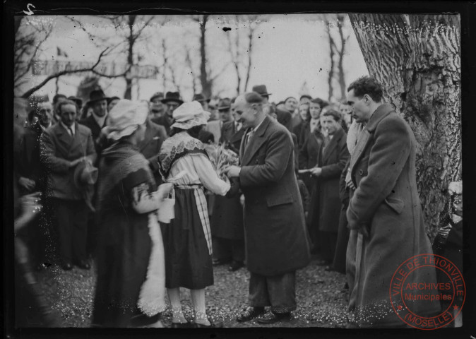 Foire exposition de 1948 - Remise d'un bouquet de fleurs aux autorités civiles ( Robert Schuman?)