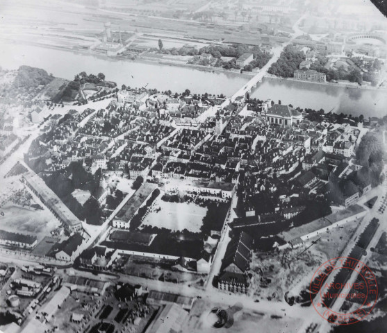 [Vue aérienne du centre ville de Thionville prise depuis un zeppelin]