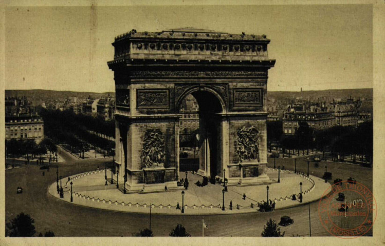 L'Arc de Triomphe et la Place de l'Etoile.