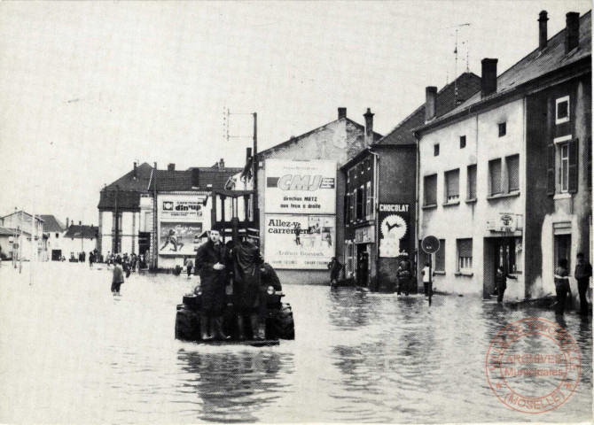 [Inondation des rues de Uckange en 1983]