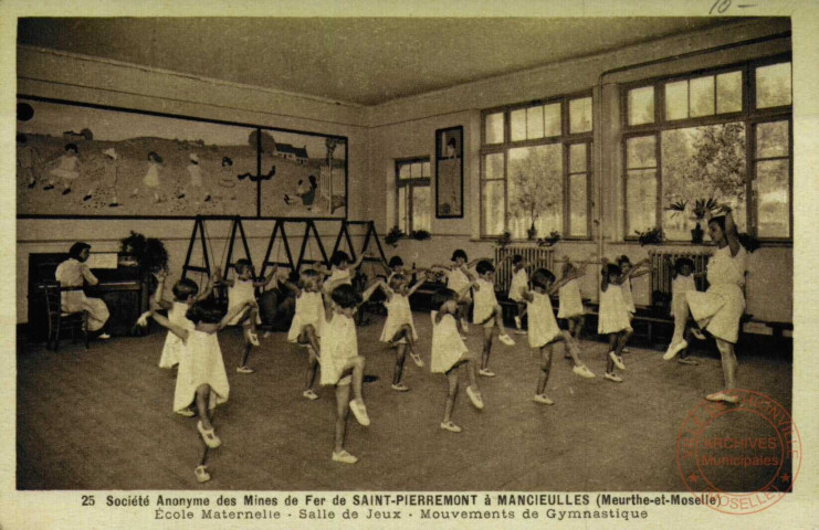 Societe Anonyme des Mines de Fer de SAINT-PIERREMONT à MANCIEULLES (Meurthe-et-Moselle) - Ecole maternelle - Salle de jeux - Mouvements de gymnastique