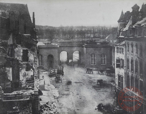 [La porte du pont de la Moselle après les bombardements de 1870, et bâtiments alentours détruits]