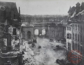 [La porte du pont de la Moselle après les bombardements de 1870, et bâtiments alentours détruits]