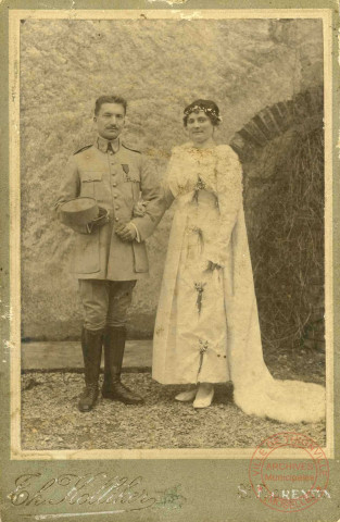 Photos de couple de jeunes mariés, à gauche Paul Bretnacher en tenue militaire