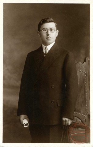 [Portrait d'un jeune homme portant un costume foncé et des lunettes]