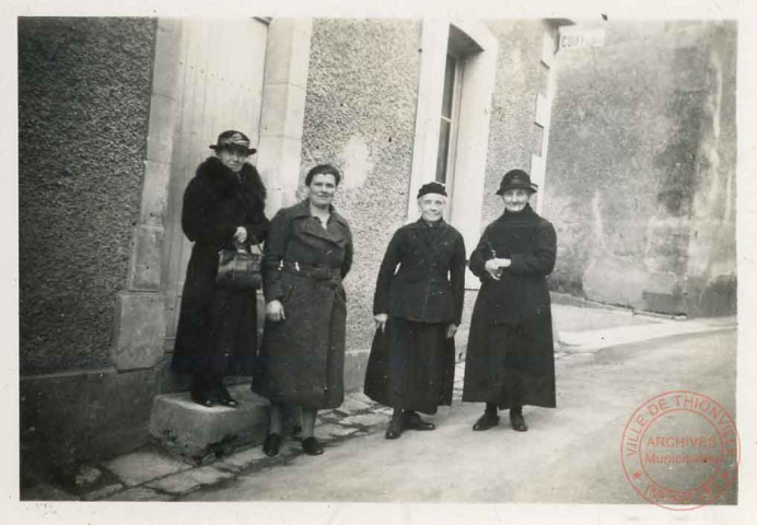 4 dames posent dans la rue