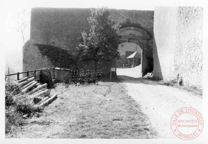 Château de Roussy-le-Bourg (commune de Roussy-le-Village). Portail d'accès Est situé le long de la rue du Bourg