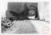 Château de Roussy-le-Bourg (commune de Roussy-le-Village). Portail d'accès Est situé le long de la rue du Bourg