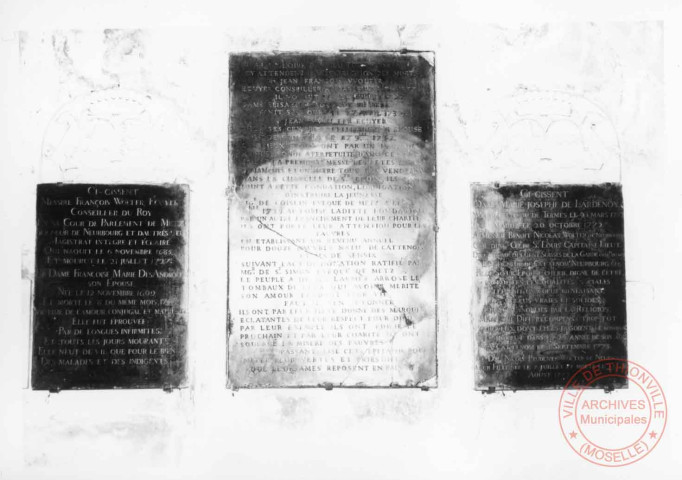 Chapelle du cimetière de Cattenom, marbre gravé d'épitaphe sur le mur droit de la nef