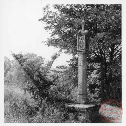 Bildstock appelé "Croix de la Millewee", situé rue Théodore de Puymaigre, à côté du terrain de tennis à Inglange. La crucifixion met en scène la Vierge et Saint-Jean. Au-dessous, les reliefs représentant Siant-Hubert, Saint-Nicolas et Saint-Pierre.