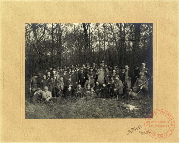 [Photographie d'un groupe de chasseurs lors de la fête de la Saint Hubert]