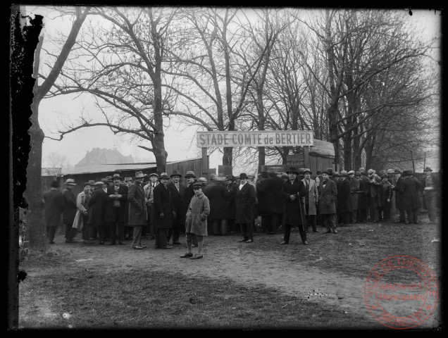 Stade Comte de Bertier, groupe de personnes à l'entrée