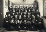 [Photographie de jeunes filles en pensionnat en 1913]