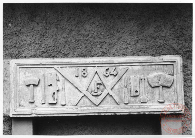 Linteau de porte situé à Garche (Thionville), près de la rue des Tisserands