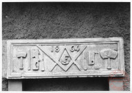 Linteau de porte situé à Garche (Thionville), près de la rue des Tisserands