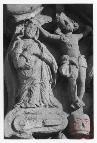 Bildstock situé dans le village de Roussy-le-Bourg (commune de Roussy-le-Village). Croix monumentale de Sainte-Walburge. Christ en croix ; Vierge ; saint Jean ; sainte Walburge ; tête : ange ; crâne ; os ; feuillage
