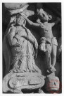Bildstock situé dans le village de Roussy-le-Bourg (commune de Roussy-le-Village). Croix monumentale de Sainte-Walburge. Christ en croix ; Vierge ; saint Jean ; sainte Walburge ; tête : ange ; crâne ; os ; feuillage