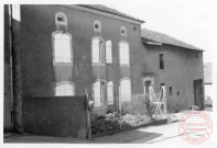 Maison située à Puttelange-lès-Thionville, à proximité de l'église. Lieu exact non identifié. Linteau de porte daté 1741