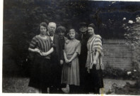 [Photographie de Jean Hourte avec ses filles et un curé en 1906]