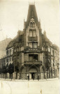 [Vue de la pharmacie à l'angle de l'Avenue Albert 1er et de l'avenue du général de Gaulle dans les années 1910]
