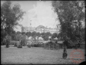 Parc Napoléon. Vue sur immeuble avenue Maréchal Pétain