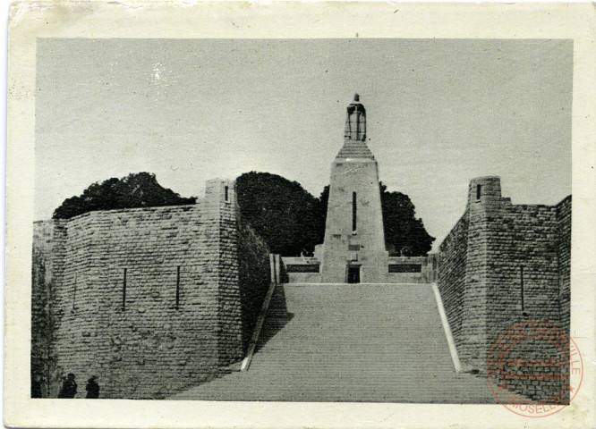 Monument aux Enfants de VERDUN Denkmal su Ehren der gefallenen Söhne von VERDUN. VERDUN - Monument aux Soldats de Verdun Denkmal zu Ehren der Soldaten von Verdun. VERDUN - Hôtel des Postes. VERDUN - La Porte Saint-Paul. VERDUN - Vue prise des Tours de la Cathédrale. VERDUN - La rue Mazel. - Monument de la 'Voie de la Liberté'. Monument du Colonel DRIANT Im Caures Walde. VERDUN - Rue Beaurepaire. - VERDUN - Promenade de la Digue. Monument de Pensylvanie à Varennes. LE MORT-HOMME - Monument de la 69e Division Denkmal auf dem Gipfel des Toten Mannes. Monument de MONTFAUCON Amerikanisches Denkmal. Vue prise des Tours de la Cathédrale Panorama, aufgenommen von einem Turm der Kathedrale aus. Cimetière américain de ROMAGNE Der riesige amerikanische Kriegerfriedhof von ROMAGNE-sous-MONTFAUCON. Monument de la cote 304 Denkmal auf dem Gipfel der Höhe 304.