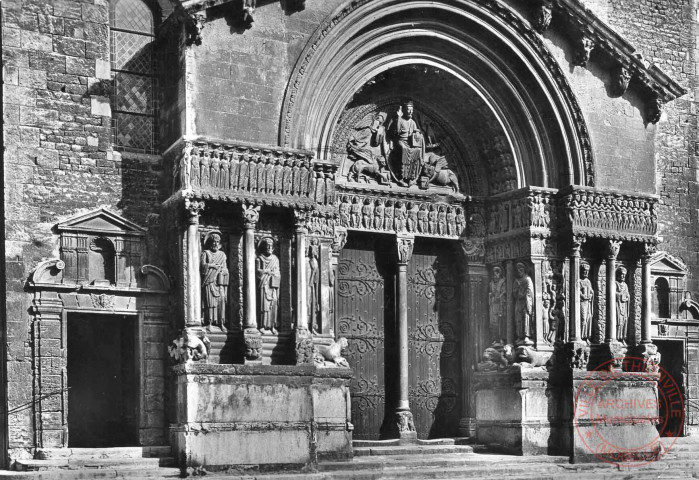 Arles - L'Ancienne Cathédrale Saint-Trophime (XIIe siècle) et son magnifique portrait