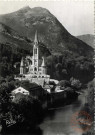 Lourdes (Hautes-Pyrénées) - La Basilique et le Gave