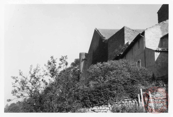 Château de Roussy-le-Bourg (commune de Roussy-le-Village). Tour sur la façade Sud-Ouest
