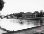 Hôpital militaire ; une partie du pont de 1846 sauté en 1945