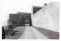 Château de Roussy-le-Bourg (commune de Roussy-le-Village). Entrée côté rue du Bourg
