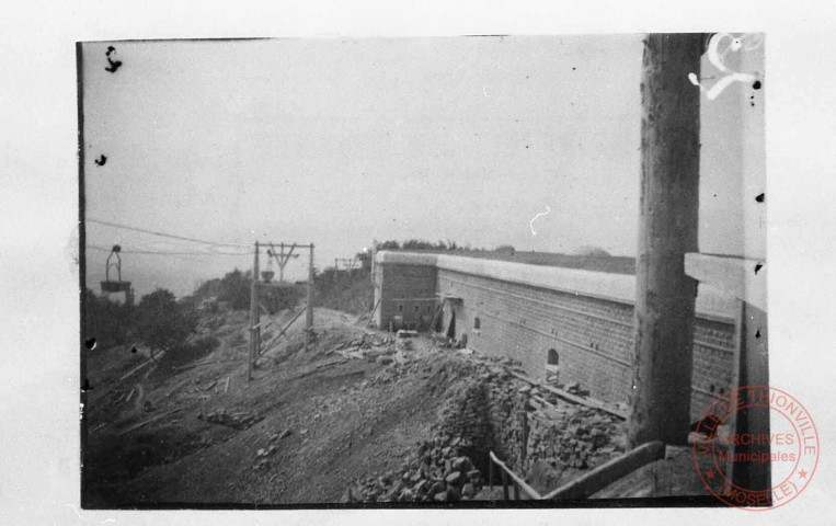 Exposition sur les fortifications à Thionville en 1970 par Georges Martig - Vue depuis les hauteurs du fort de Guentrange et du téléphérique qui servait à acheminer le matériel