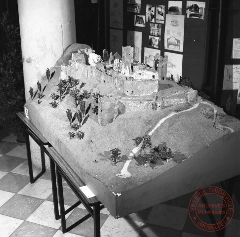 Exposition sur les fortifications à Thionville en 1970 par Georges Martig - Maquette d'un château en ruines