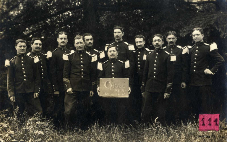 [Photographie de la classe 1908 pour les 112 derniers jours de service avec Pierre Defrêne]