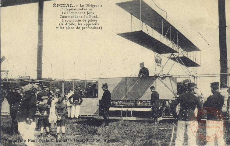 Epinal - Le Dirigeable 'Capitaine Ferber', Le Lieutenant Joux, Commandant du Bord, à son poste de pilote (à droite, les appareils et les plans de profondeur)