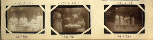 [Photographie de la famille Hourte à table dans le jardin en juillet 1915]