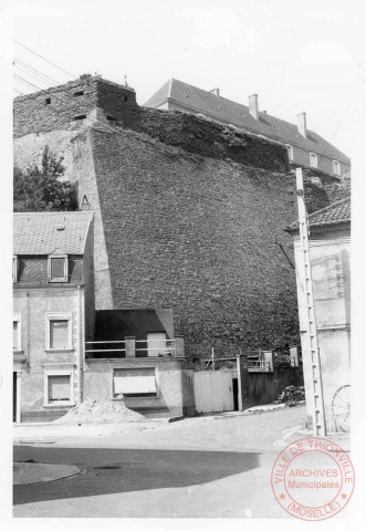Maison à gauche au 66 rue du Général Simmer, au fond le mur d'enceinte du château