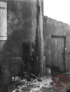 Pompe et tuyau gelés sur le mur d'un immeuble