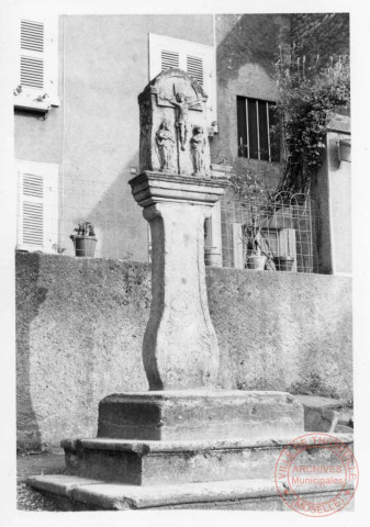 Bildstock situé au 1 rue Principale à Rustroff. La crucifixion met en scène la Vierge et Saint-Jean