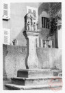 Bildstock situé au 1 rue Principale à Rustroff. La crucifixion met en scène la Vierge et Saint-Jean