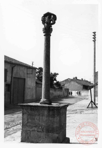 Bildstock situé 22 rue Saint-Jacques à Sentzich (commune de Rodemack). Il est daté 1570 et représente Saint-Jacques