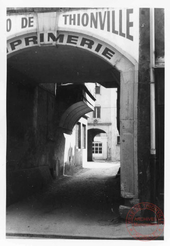 Cour du Mersch à Thionville. Enseigne de l'imprimerie "Les échos" de Thionville