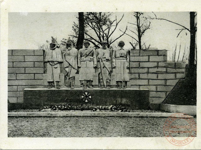 Monument aux Enfants de VERDUN Denkmal su Ehren der gefallenen Söhne von VERDUN. VERDUN - Monument aux Soldats de Verdun Denkmal zu Ehren der Soldaten von Verdun. VERDUN - Hôtel des Postes. VERDUN - La Porte Saint-Paul. VERDUN - Vue prise des Tours de la Cathédrale. VERDUN - La rue Mazel. - Monument de la 'Voie de la Liberté'. Monument du Colonel DRIANT Im Caures Walde. VERDUN - Rue Beaurepaire. - VERDUN - Promenade de la Digue. Monument de Pensylvanie à Varennes. LE MORT-HOMME - Monument de la 69e Division Denkmal auf dem Gipfel des Toten Mannes. Monument de MONTFAUCON Amerikanisches Denkmal. Vue prise des Tours de la Cathédrale Panorama, aufgenommen von einem Turm der Kathedrale aus. Cimetière américain de ROMAGNE Der riesige amerikanische Kriegerfriedhof von ROMAGNE-sous-MONTFAUCON. Monument de la cote 304 Denkmal auf dem Gipfel der Höhe 304.